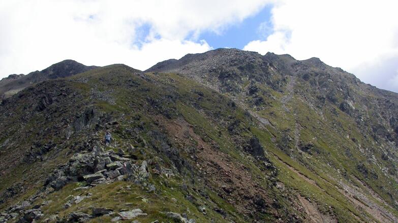 Im Südtiroler Abschnitt führt der Weg hinab über breite Rücken zum Gsieser Törl
