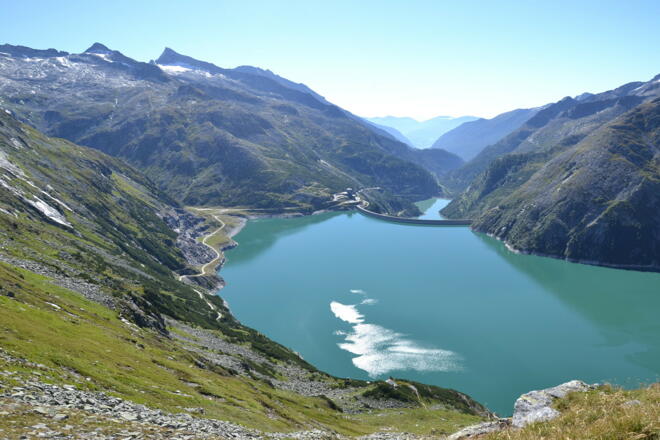 Blick von der Arlscharte zum Kölnbreinspeicher, hinten links der Gr. Hafner, 3.076 m