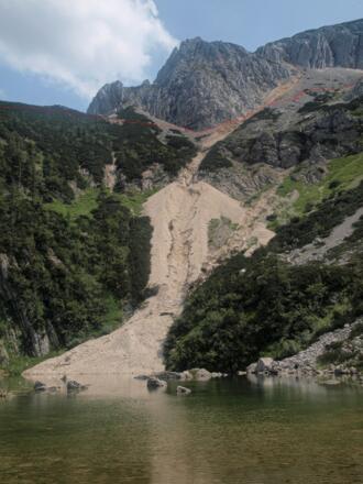 Wegverlauf durch die Geröllrinne im Nockkar (Ansicht vom großen Feichtausee) 