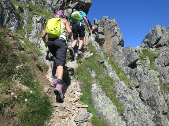 Der Verbindungsgrat zum Roßkogel wird immer leichter ...