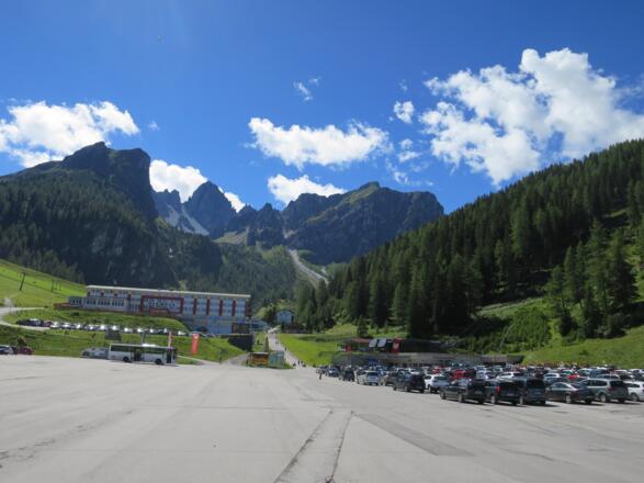 Platz genug! Der Parkplatz in der Axamer Lizum ist im Sommer gebührenfrei. Hinten das Lizumer Kar, umrahmt von Schneiderspitze, Marchreisenspitze und Widdersberg (v.l.n.r.).