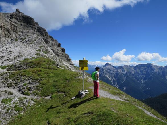 Malgrubenscharte (2401 m), hinten die Serles.