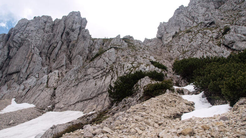 Die Einstiegsrinne (rechte Bildhälfte) wird am Besten auf der linken Seite über Rasenstufen erstiegen.