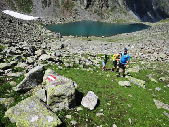 Der weitere Anstieg führt über den Steilhang des Kars Richtung Koflerspitzen.
