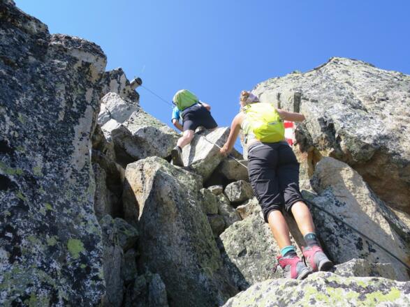 ... mit einem Drahtseil in Klettersteigbauweise versichert ist.
