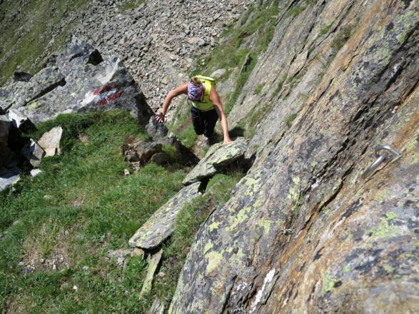 Für das Sichern von weniger Geübten oder Kindern bietet ein Klebehaken mit Ring (rechter Bildrand) ideale Voraussetzungen.
