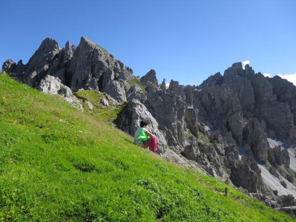 Oberhalb des Hochtennbodens bietet sich ein toller Blick auf die senkrecht abfallenden Feslwände der Hochtennspitze.  Rechts hinten der Steingrubenkogel.