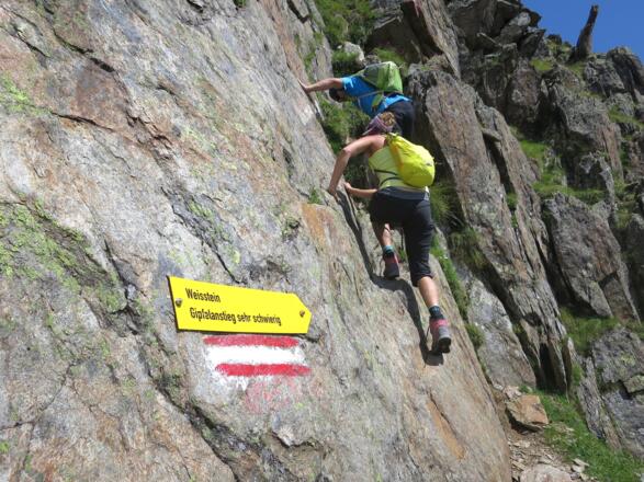 Diese kurze Kletterstelle (UIAA 3-) gleich zu Beginn ist auch bereits die klettertechnisch schwierigste Einzelstelle.