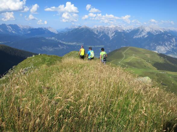 Das Rangger Köpfl (1939 m), hinten das Seefelder Plateau, Karwendel (rechts) und Wetterstein (links)..