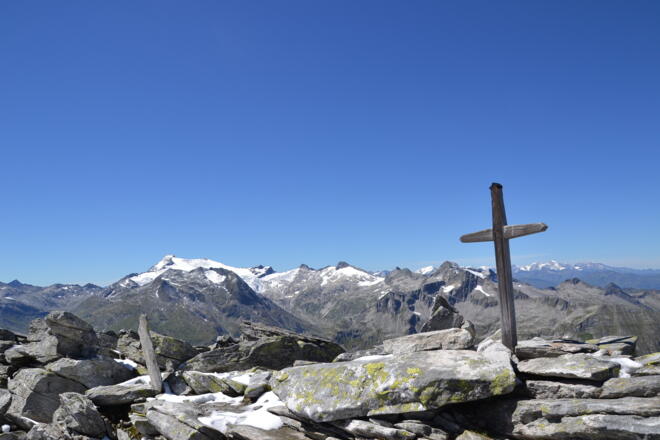 Am Gipfel des Weinschnabels 2.754 m, im Hintergrund die Ankogelgruppe