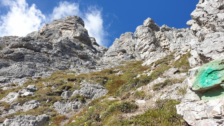 Durch die Rinne links führt der weitere Aufstieg