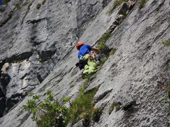 Am zweiten Stand - links davon führt die dritte Seillänge über eine schwierige Platte