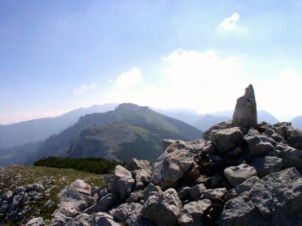 Gamsspitz Ostgipfel 2057 m mit Almkogel