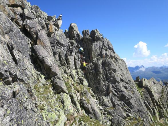 .... und rauf auf den nächsten Gratzacken ...