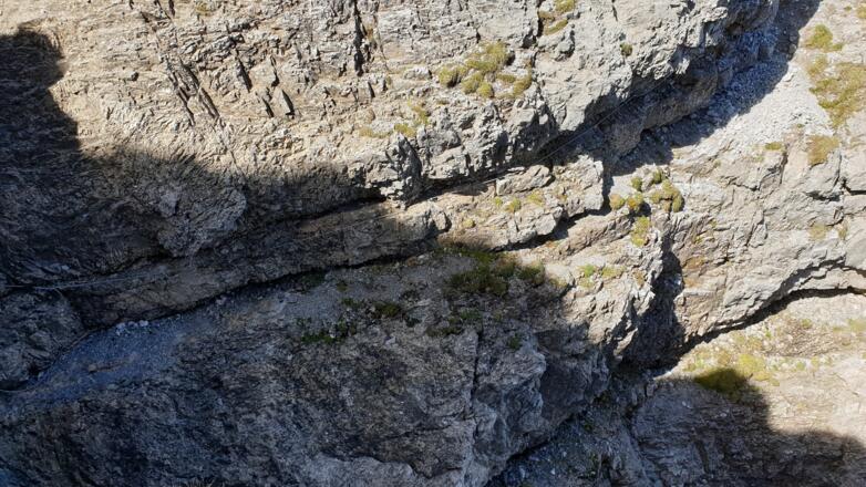 ... auf der anderen Seite seilversichert etwas tiefer weiter