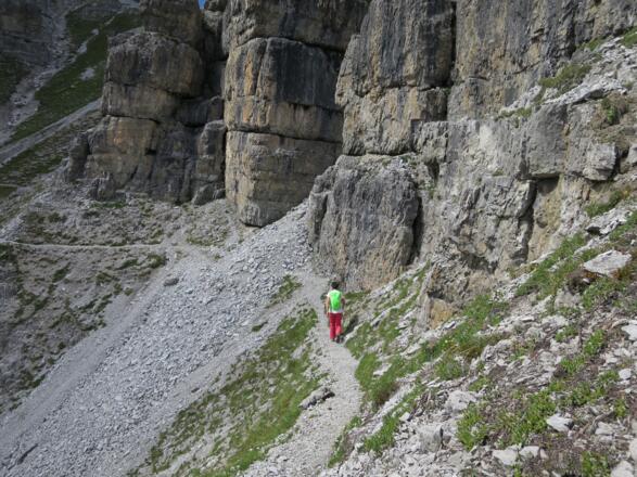 Auf ca. 2340 m quert man abwechslungsreich und ...