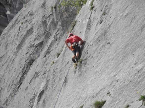 Im plattigen Teil der ersten Seillänge