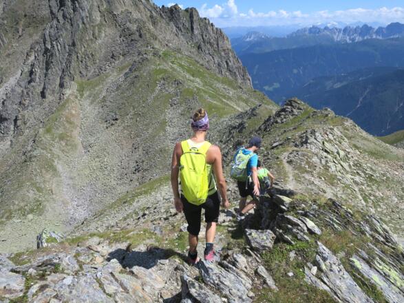 Ein kurzer Abstieg in den Sattel ...