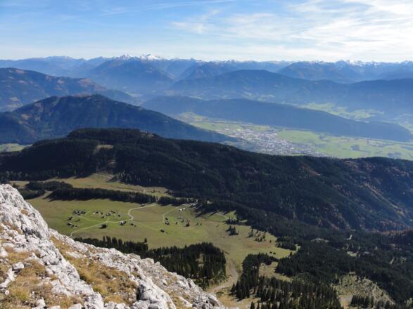 Tiefblick zur Hintereggereralm und Ausblick auf Liezen und die Rottenmanner Tauern