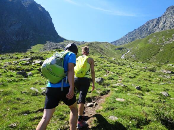 Über den Rücken in Bildmitte führt der Weg über die erste steile Geländestufe.