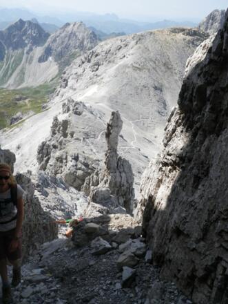 Aufstieg Mosermandl durch den Kamin, im Hitnergrund die Wildkarhöhe, das Rothorn und ganz rechts der Faulkogel