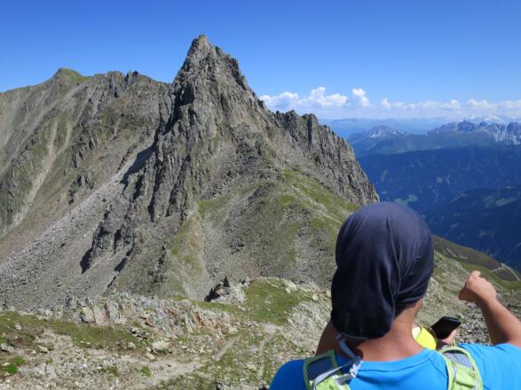 Der steil aufragende Gipfel des Weißsteins ist unser nächstes Ziel. Links hinten der Roßkogel.