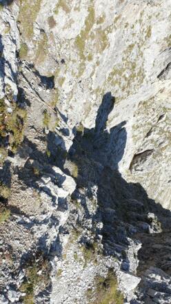 Die Schlüsselstelle (II) wird durch ein Fixseil entschärft