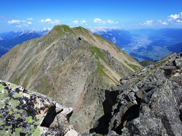 Blick vom Weißstein zum Roßkogel. Unten Innsbruck und das Inntal.