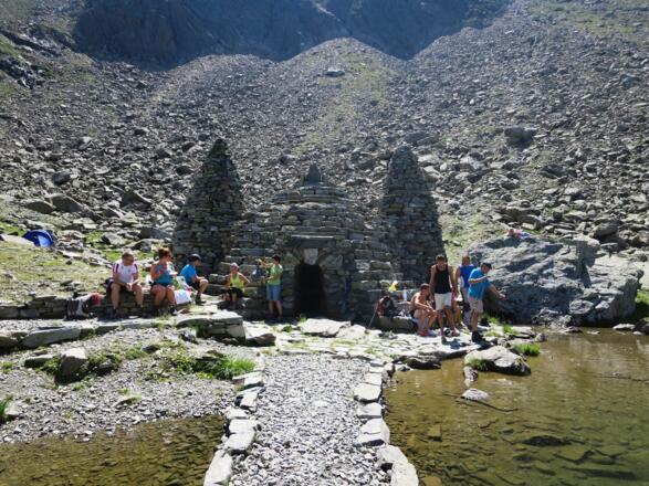 ... die Verbindung Natur – Mensch – Kunst darstellen soll. Der Apollontempel ist ein reines Trockenmauerwerk aus Natursteinen der Umgebung.