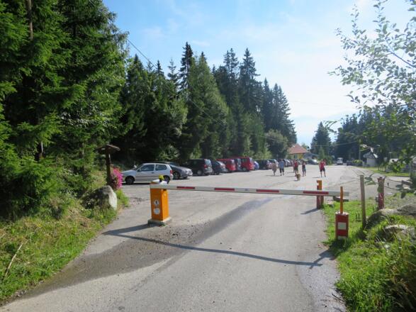 Geräumiger und kostenpflichtiger Parkplatz in Stiglreith.