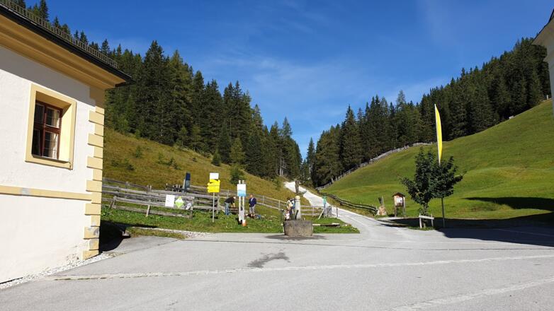 Nicht links hinauf dem Normalweg zur Serles folgen, sondern erstmal geradeaus