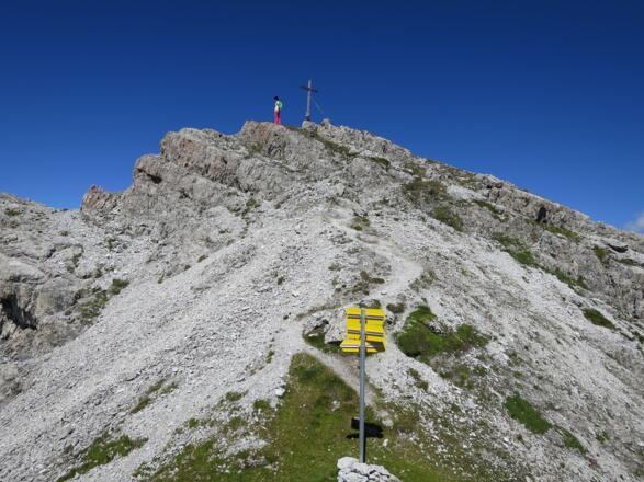 Der letze Aufschwung zur Hochtennspitze. Von der Scharte (Wegweiser) steigen wir links (westseitig) ab.