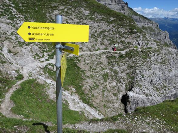 An der Wegkreuzung Adolf-Pichler Hütte  - Hochtennspitze.