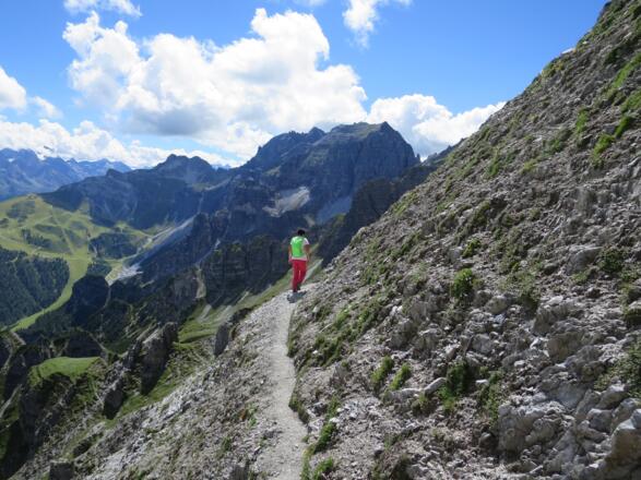 ... bis zur Wegggabelung zur Hochtennspitze. Hinten die Riepenwand.