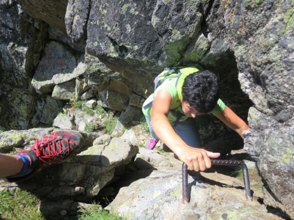 ... ist mit Trittbügel ausgestattet.