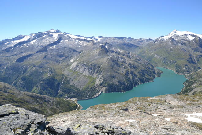 Hochalmspitze 3.360 m (links) und Ankogel 3.250 m (rechts) im Vordergrund der Kölnbreinspeicher