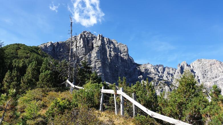 Dann über den Zaun und links davon weiter. Tolle Kulisse