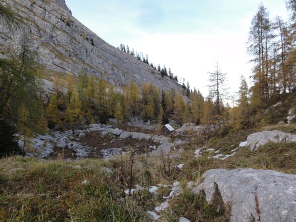 Alblhütte in der Mulde vor dem Lärchkogel