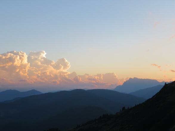 Tag 2: Abendstimmung, Blick Richtung Westen von der Hofpürglhütte. Links das Tennengebirge. 