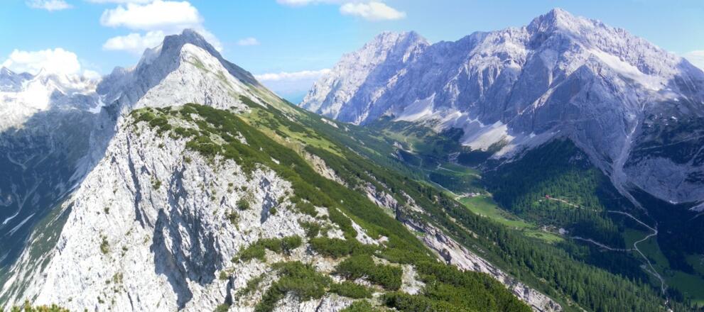 Verbindungsrücken zur Sunntigerspitze, rechts Bettelwurf und Speckkarspitze