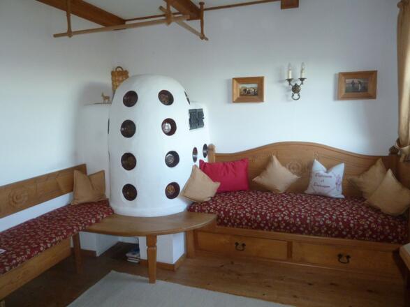 Der gemütliche Kachelofen in der Wohnung