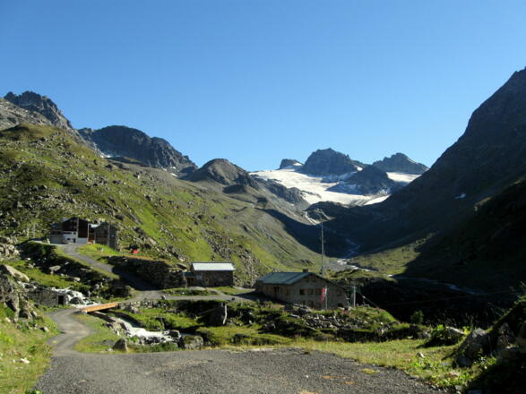Der Bergrettungsstützpunkt, dahinter die Jamtalhütte. Im Hintergrund die Jamspitzen und die Dreiländerspitze.