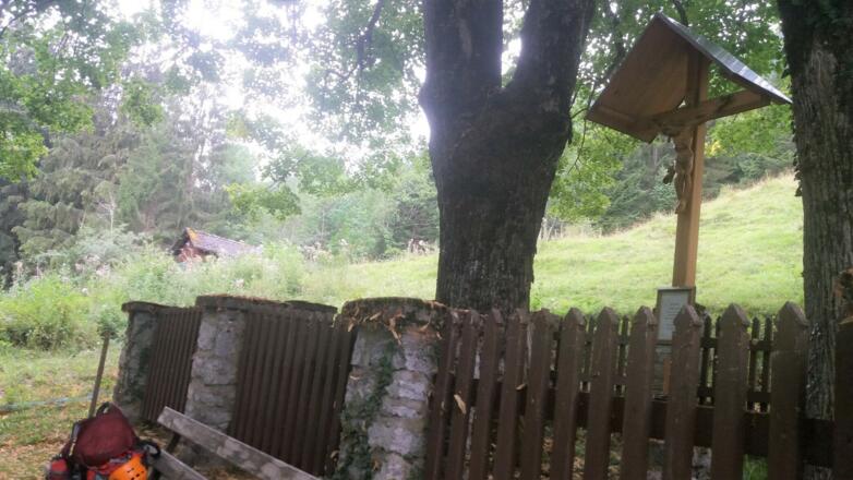 Dankeskreuz mit Ruhebank für eine Heilung, 1908 gestiftet.