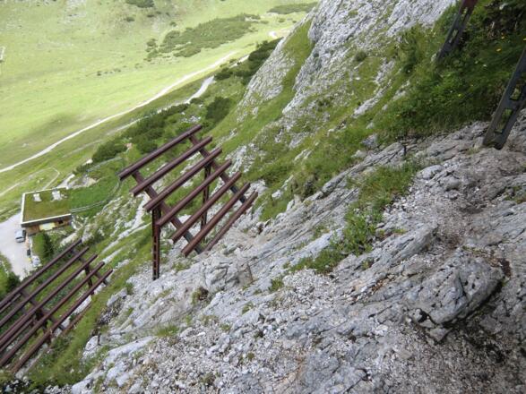 Der drahtseilversicherte Aufstieg unmittelbar über dem Karwendelhaus