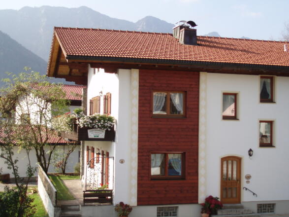 Hausansicht im Sommer