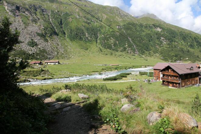 Blick zur Alpenrose Hütte