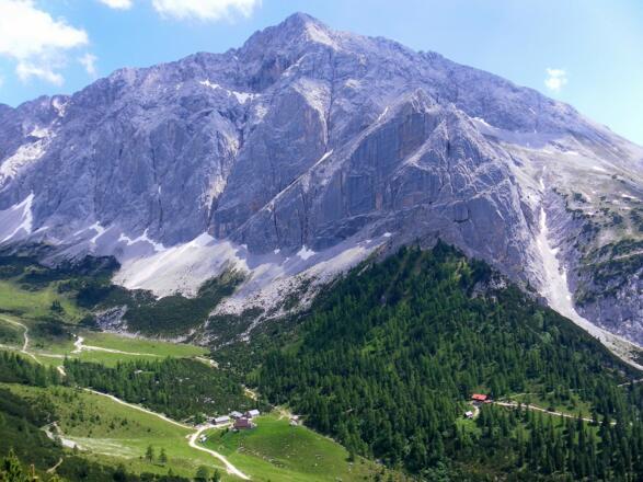 Hallerangeralm und -haus vor Speckkarspitze
