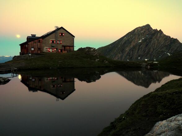 Sudetendeutsche Hütte mit Vollmond vor Sonnenaufgang