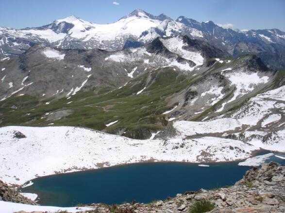 Junssee, im HIntergrund der Olperer