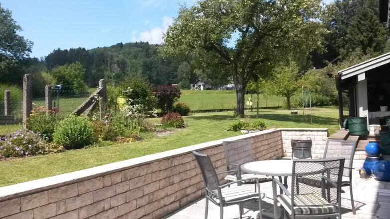 Garten mit Terrasse Ferienwohnung Zäch